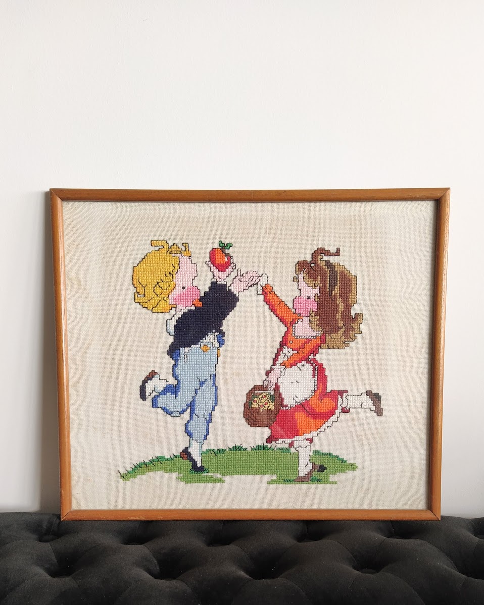 רקמת ילדים רוקדים ממוסגרת