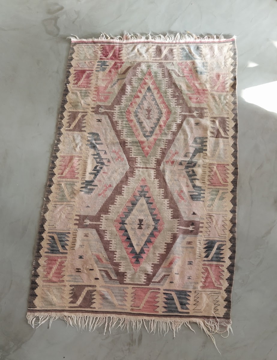 שטיח קילים ארוג בגווני פסטל