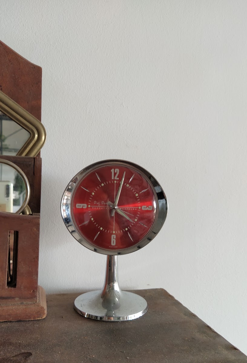 שעון מעורר אדום על רגל