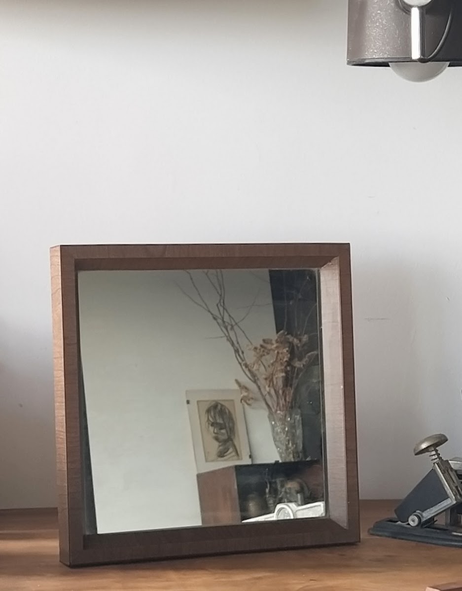 מראה מרובעת במסגרת עץ