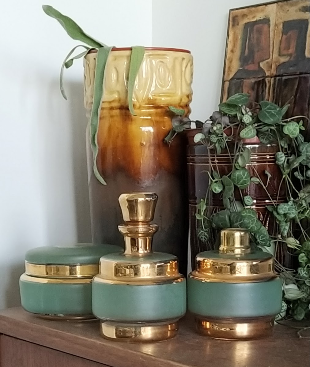 סט טואלט קרמי ירוק וזהב