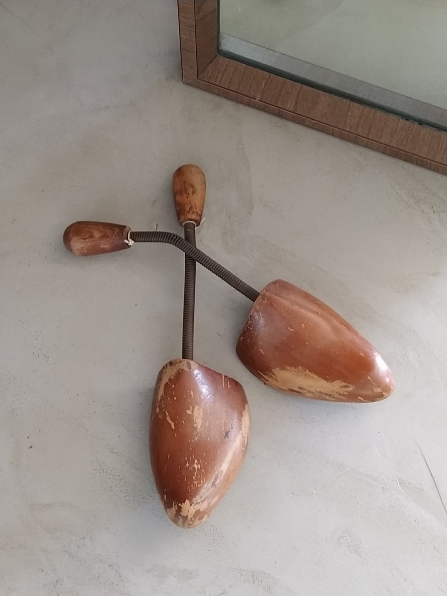 מותחני נעליים מעץ