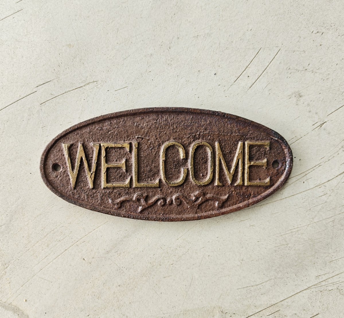 שלט "WELCOME" ביציקת ברזל