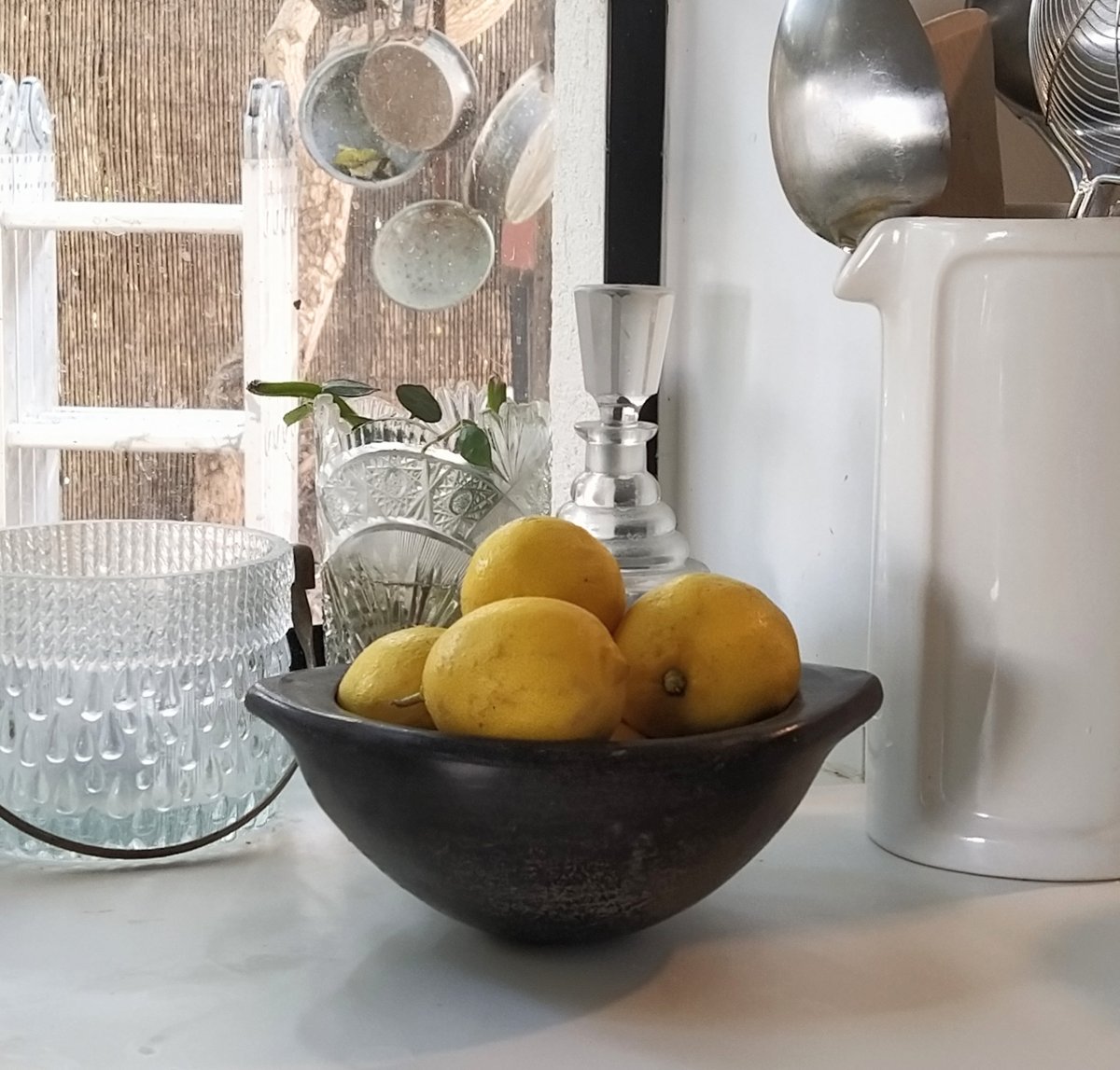 קערת הגשה כהה וכלי זכוכית